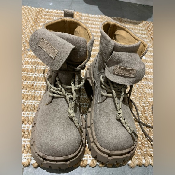 Cutest boots ever - Picture 3 of 6